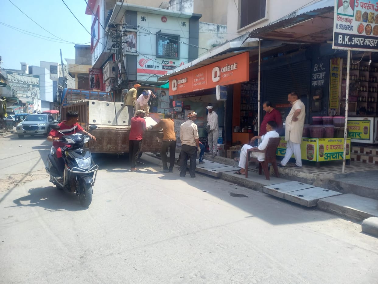 People got relief by placing slabs on the drain in the market.