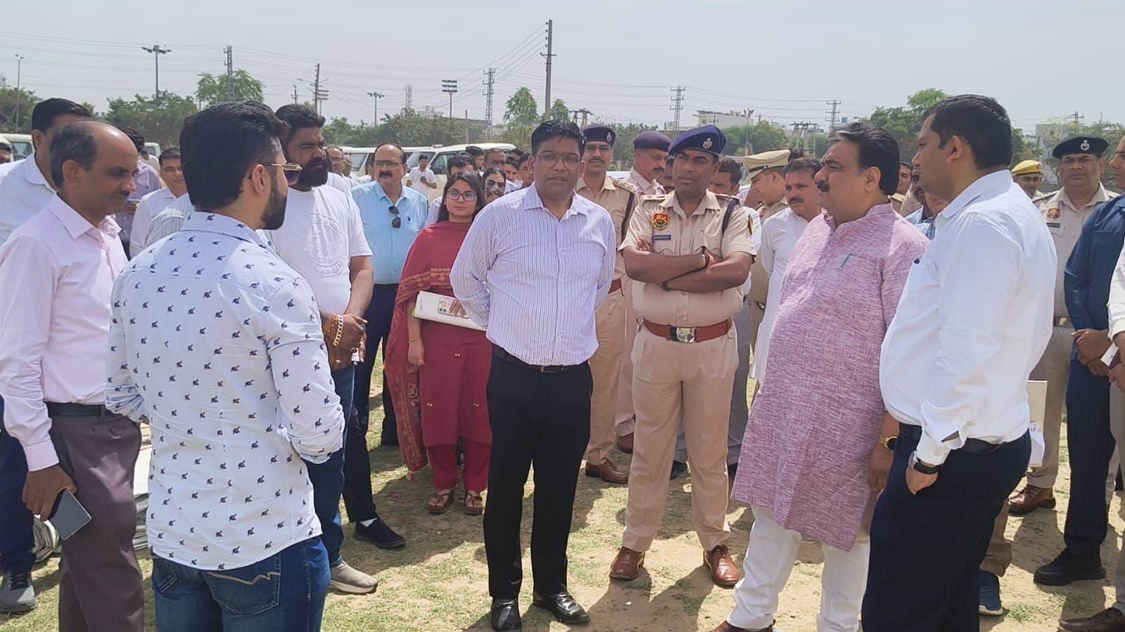 30जेएनडी02: एकलव्य स्टेडियम का दौरा करते हुए डिप्टी स्पीकर डॉ. कृष्ण मिड्ढा और अन्य। स्रोत प्रश