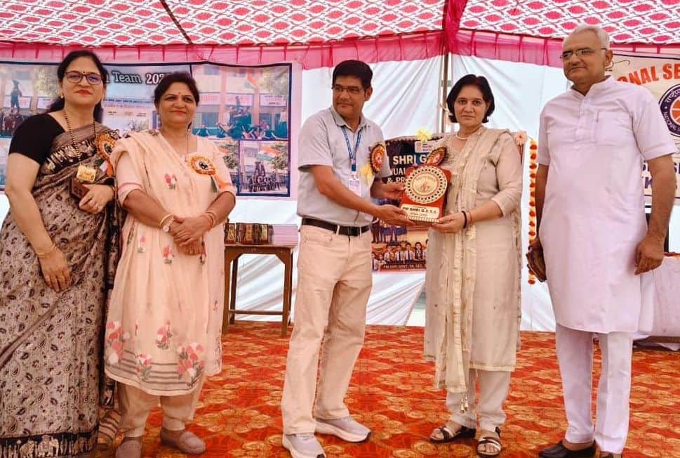 30जेएनडी04-पीएमश्री राजकीय वरिष्ठ माध्यमिक विद्यालय ईक्कस में मुख्यातिथि मुन्नी देवी को सम्मान