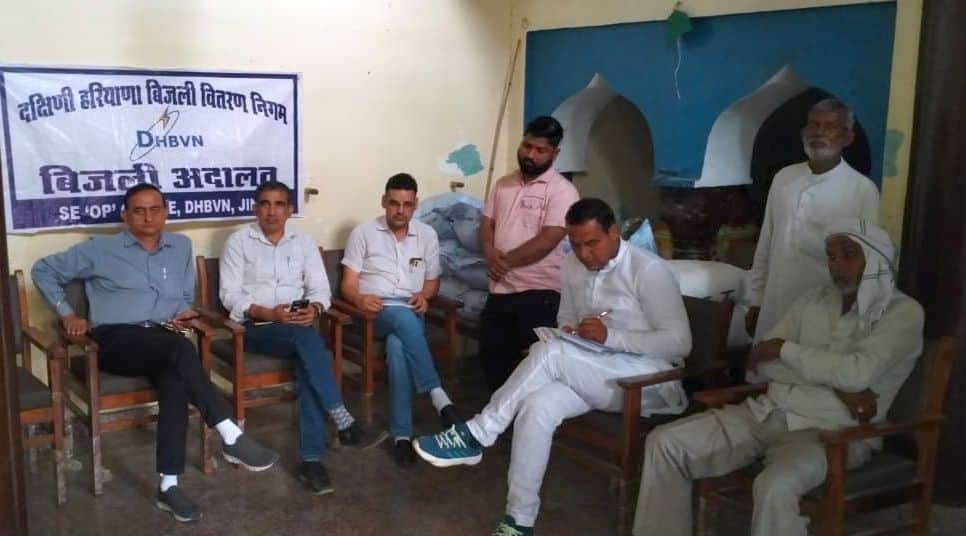 30जेएनडी05-अकालगढ़ में बिजली अदालत में समस्या सुनते अधीक्षण अभियंता एमएल सुखीजा। स्रोत कर्मचार