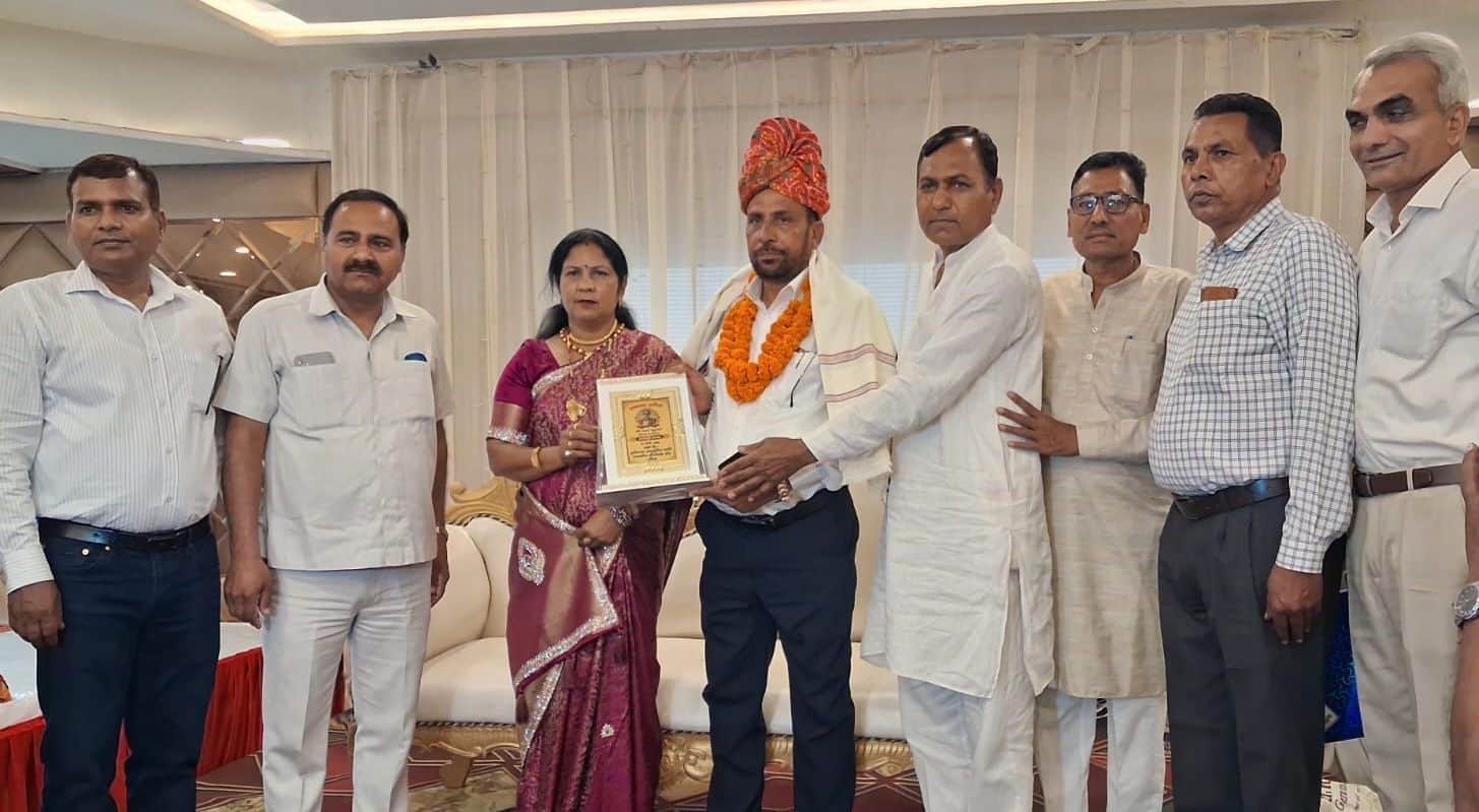 30जेएनडी06:मुख्य शिक्षक राजकुमार के सेवानिवृत्त होने पर विदाई समारोह में माला पहनाकर सम्मानित क