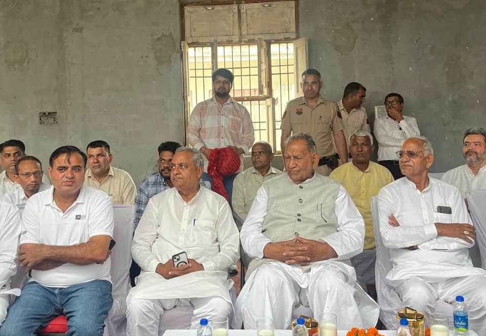 30जेएनडी09: गांवों में धन्यवाद  एवं विकास रैली को लेकर विधायक गौतम ग्रामीणों को न्योता देते हुए