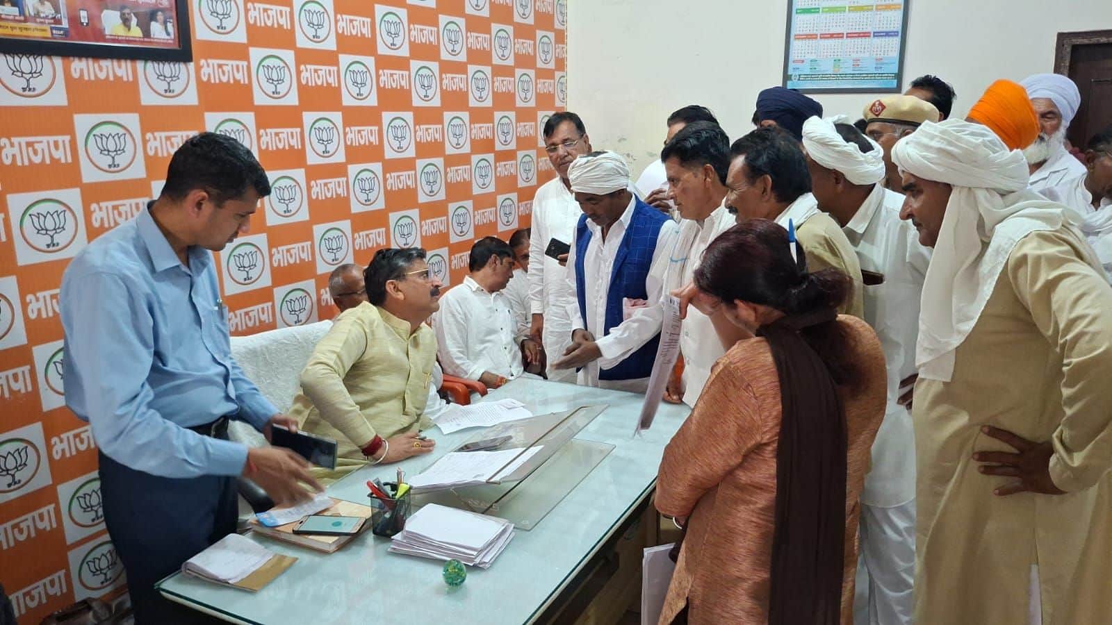 30जेएनडी12:जनसमस्याएं सुनते हुए मंत्री कृष्ण कुमार बेदी। स्रोत प्रशासन।