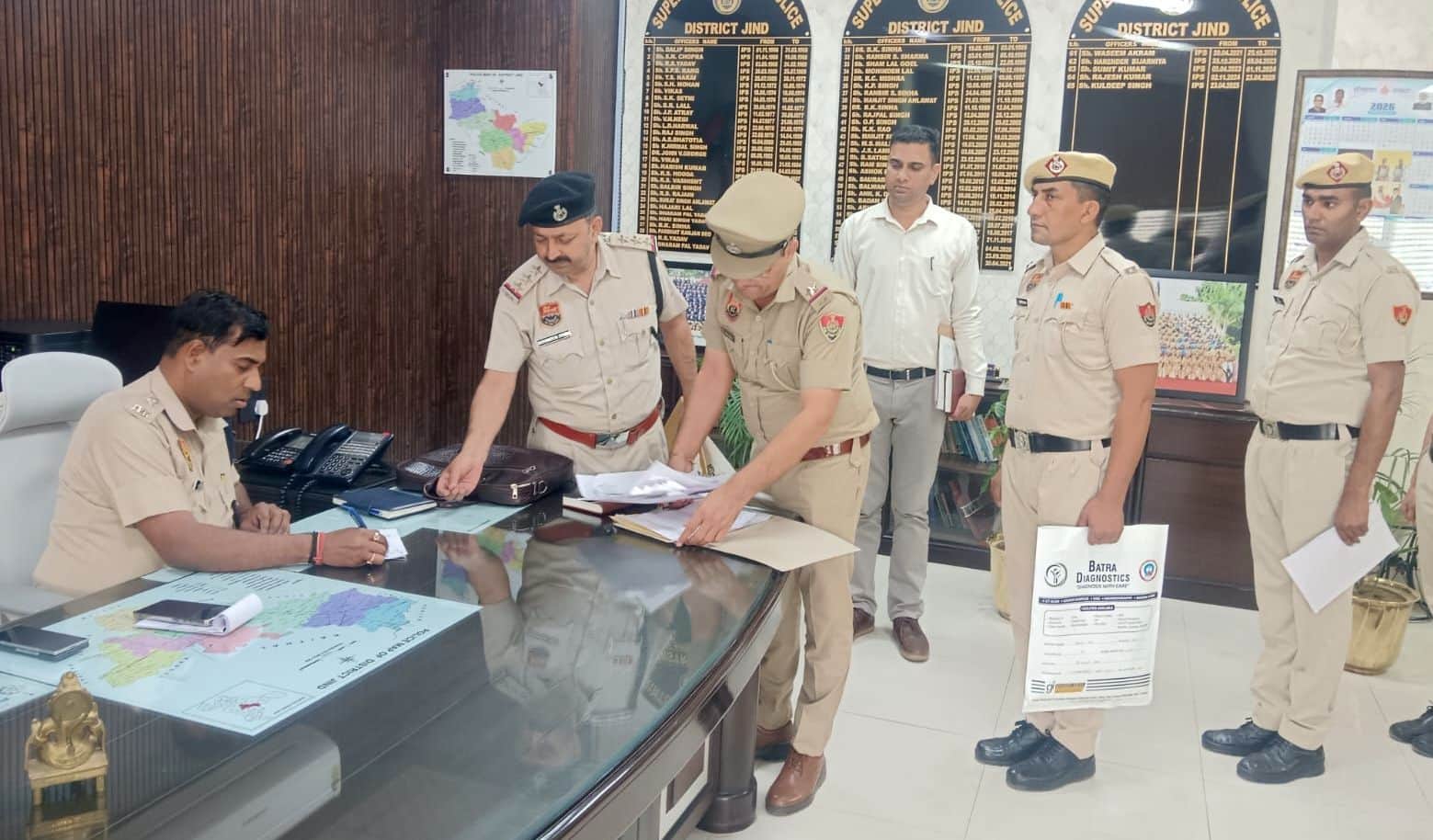 30जेएनडी13-कार्यालय में पुलिसकर्मियों से जानकारी लेते हुए एसपी कुलदीप सिंह। स्रोत पुलिस