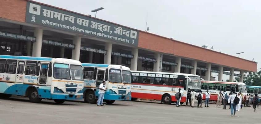 30जेएनडी15-बस अड्डे पर खड़ी रोडवेज बसें, जिनमें हैप्पी कार्ड से निशुल्क सफर कर सकते हैं। संवाद