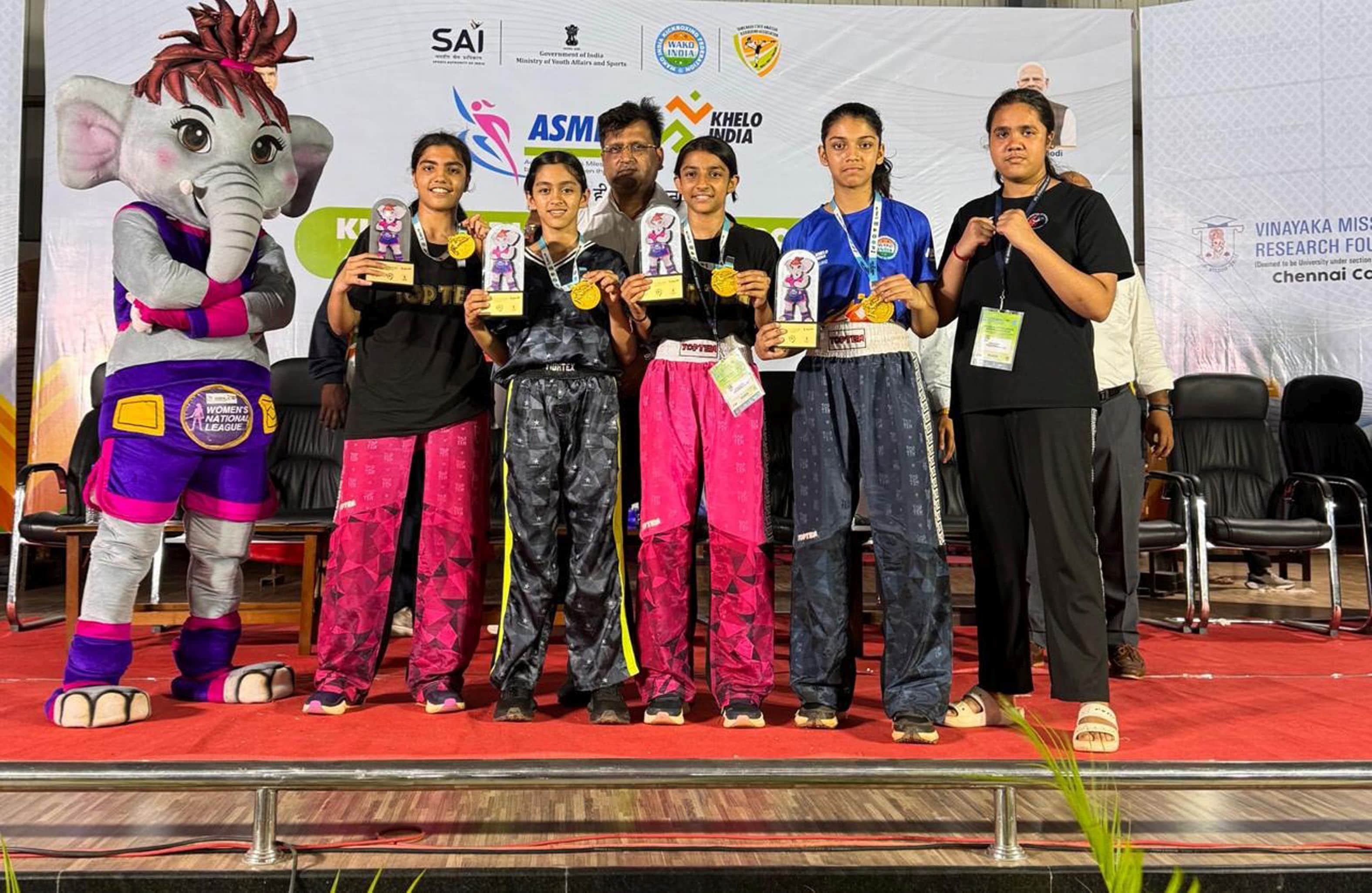 30जेएनडी16: राष्ट्रीय अस्मिता किक बॉक्सिंग टूर्नामेंट में पदक विजेता हरियाणा के खिलाड़ी। स्रोत 