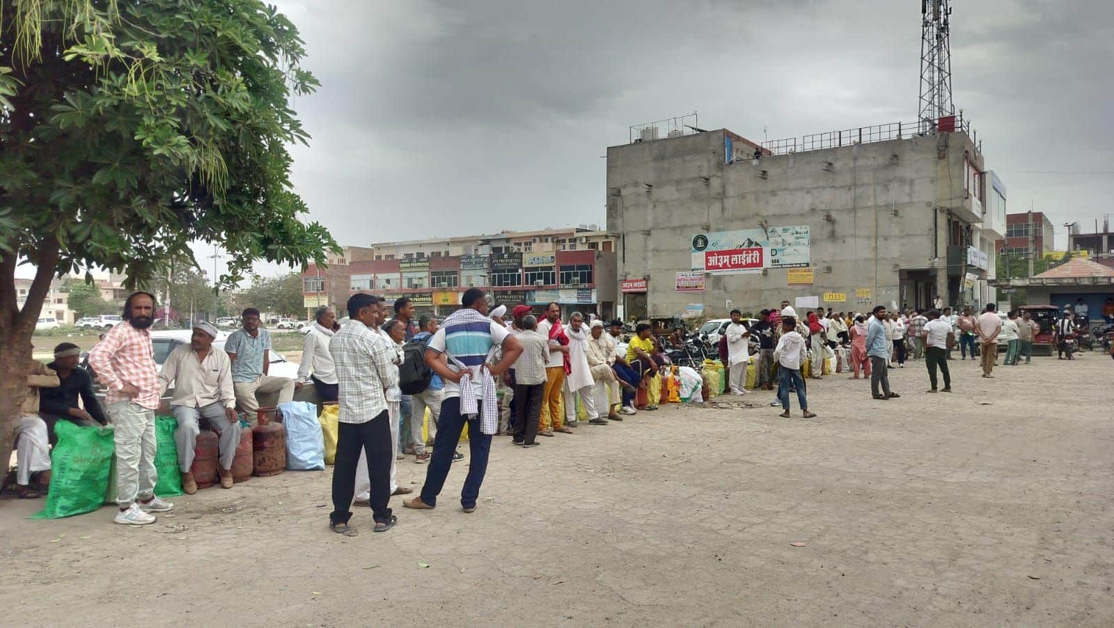 30जेएनडी20:हुडा ग्राउंड में गैस सिलिंडर के लिए लाइन में लगे उपभोक्ता। संवाद