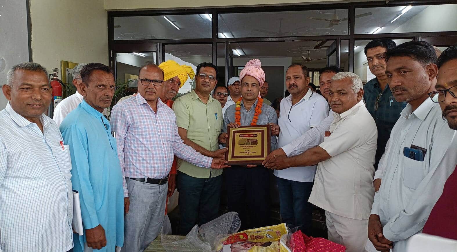 30जेएनडी26: दलजीत सिंह को बेस्ट ऑफिसर अवॅार्ड से सम्मानित करते हुए उचाना सेवा ग्रुप। स्रोत सदस्