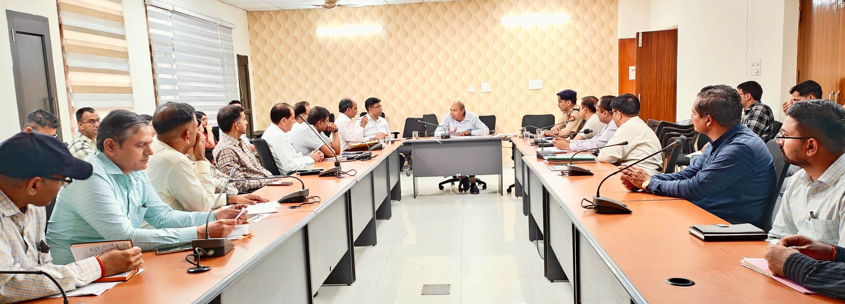 30जेएनडी27: गेहूं खरीद की तैयारियों को लेकर अधिकारियों की बैठक लेते हुए प्रशासनिक सचिव राजीव र