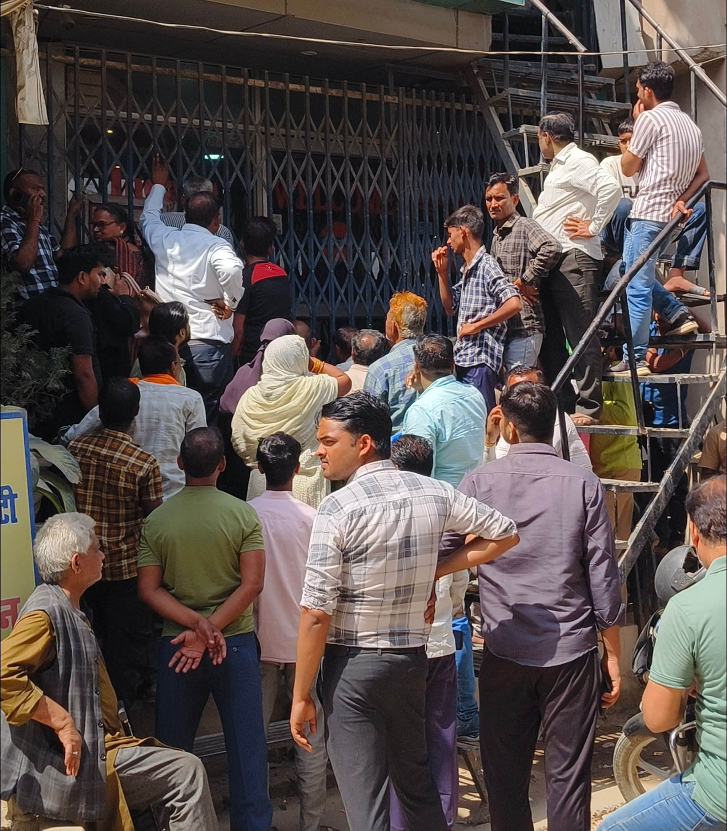 33-रायबरेली में सर्वोदय नगर स्थित गैस एजेंसी के बाहर लगी उपभोक्ताओं की भीड़। संवाद