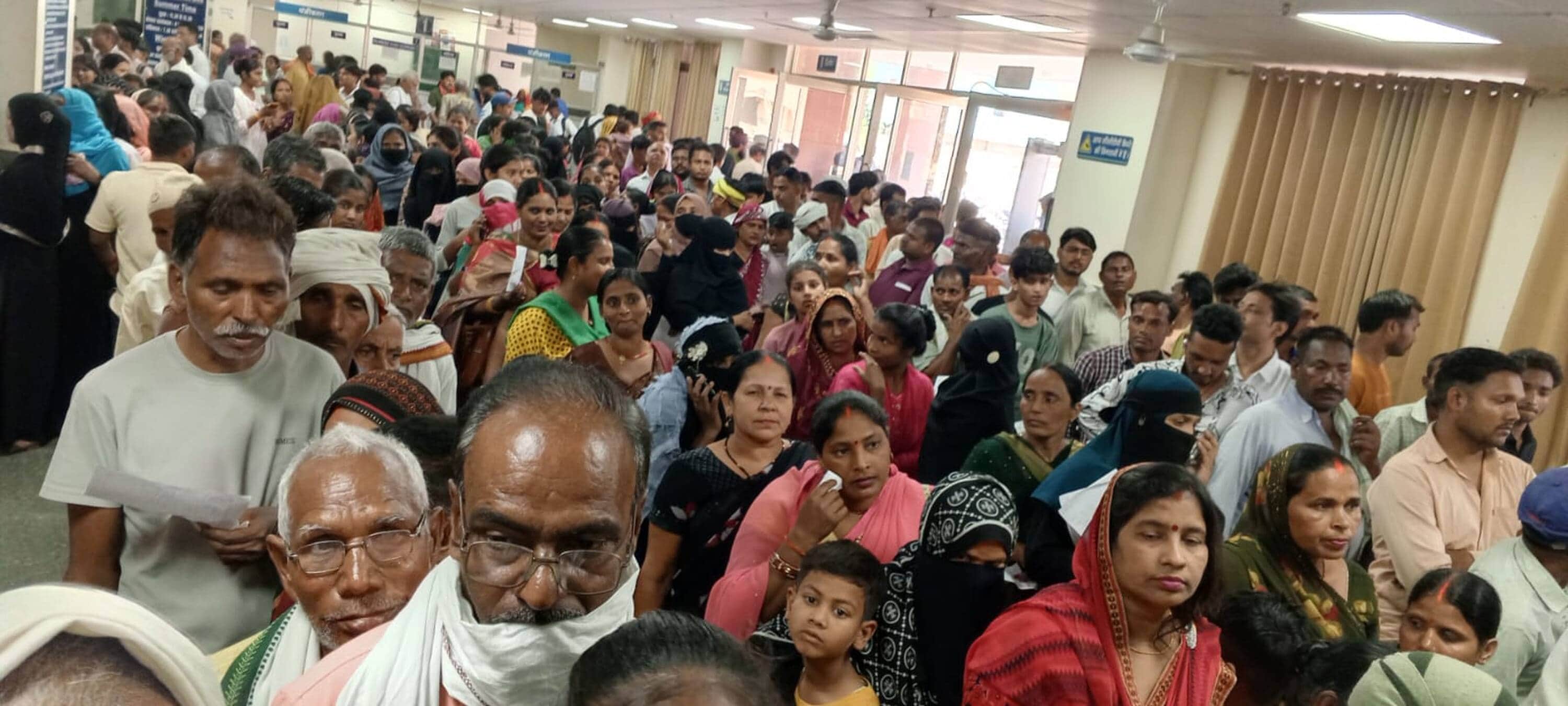 51. मेडिकल काॅलेज के दवा काउंटर पर दवा लेने के लिए लगी मरीजों व तीमारदारों की भीड़। संवाद