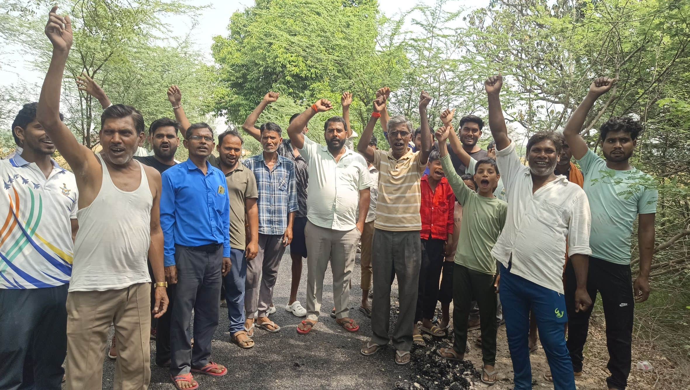 8-रायबरेली में छतोह ब्लाॅक क्षेत्र के सुजवरिया मार्ग पर सड़क की गुणवत्ता को लेकर प्रदर्शन करते 