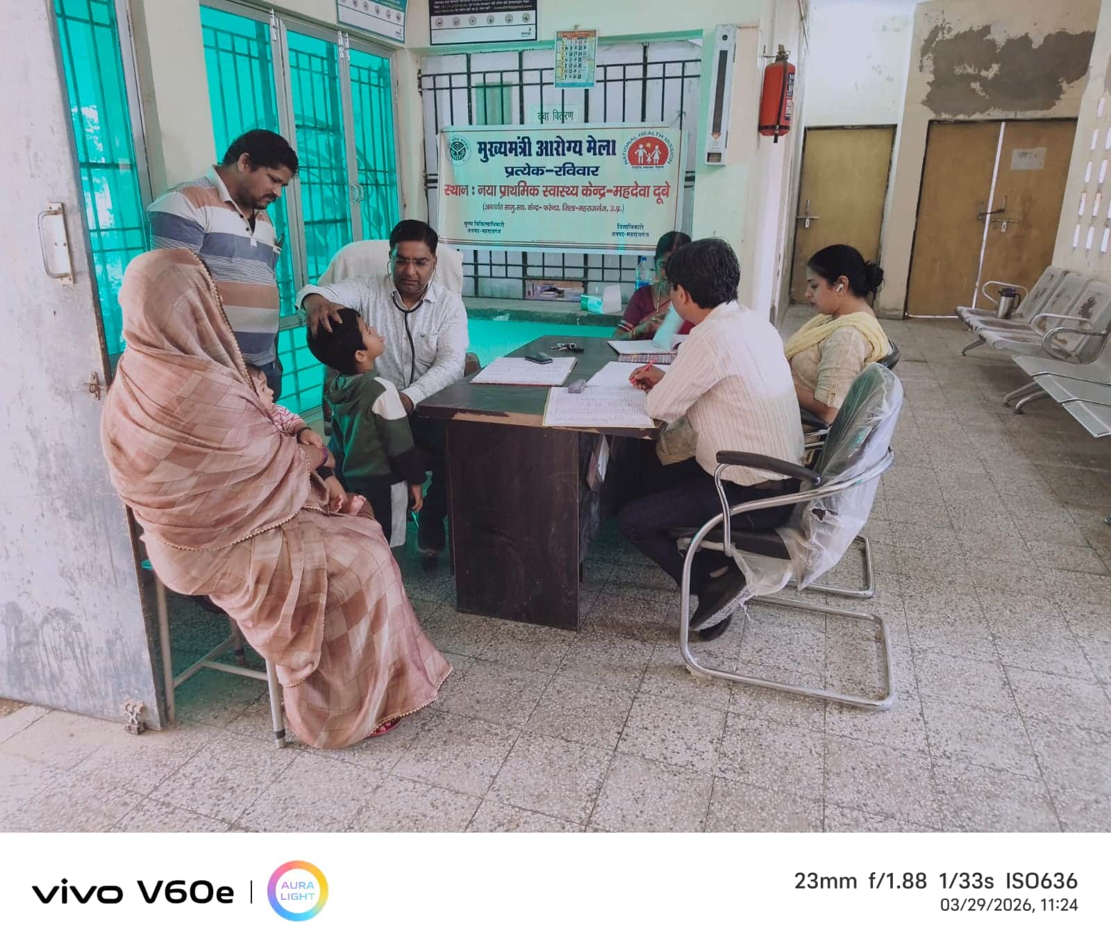 आरोग्य मेला में जांच करते चिकित्सक सीबी पांडेय। 