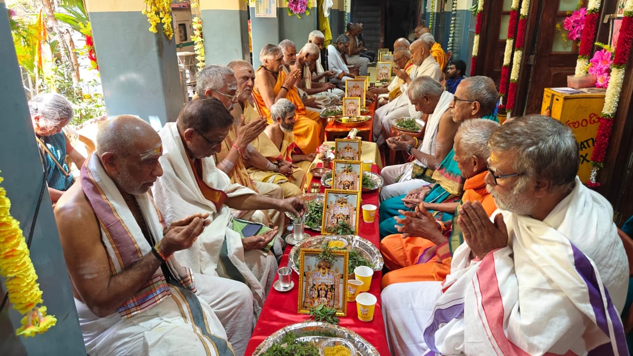 Worship of Lord Shri Ram with one lakh Tulsi leaves, 25 married women performed Kumkumarchan