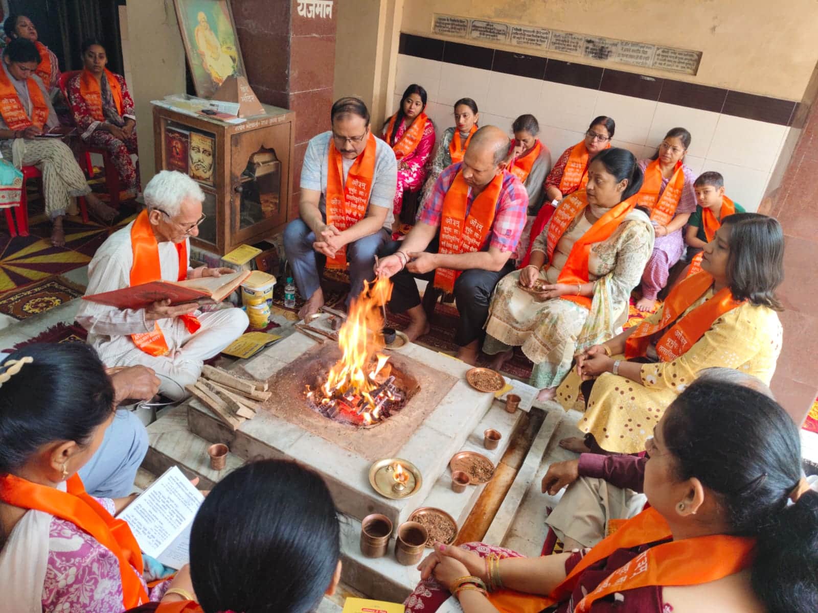 अंबाला सिटी के रेलवे रोड स्थित आर्य समाज मंदिर में पूजा-अचर्ना करते श्रद्धालु। प्रवक्ता