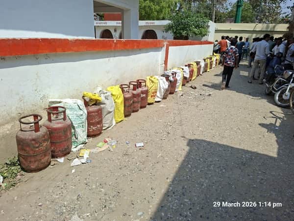 अहरौला के थाना मंदिर के बगल में फूलपुर गैस एजेंसी से सिलिंडर लेने के लिए लगी लाइन।