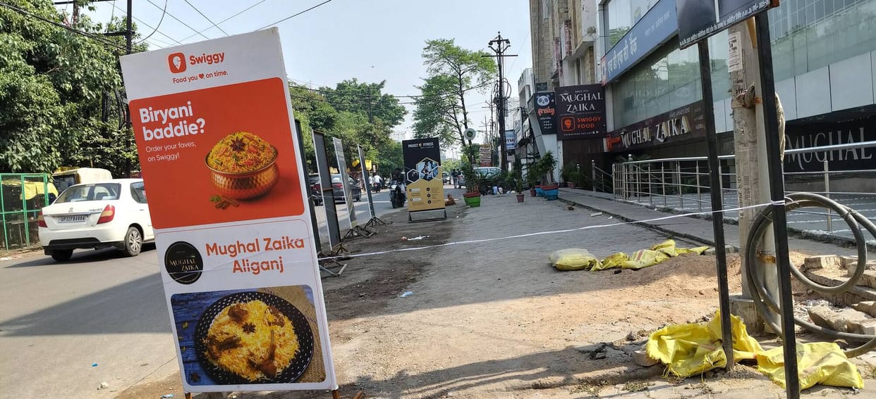 Due to the negligence of LDA and Municipal Corporation, the road in Aliganj is permanently occupied.