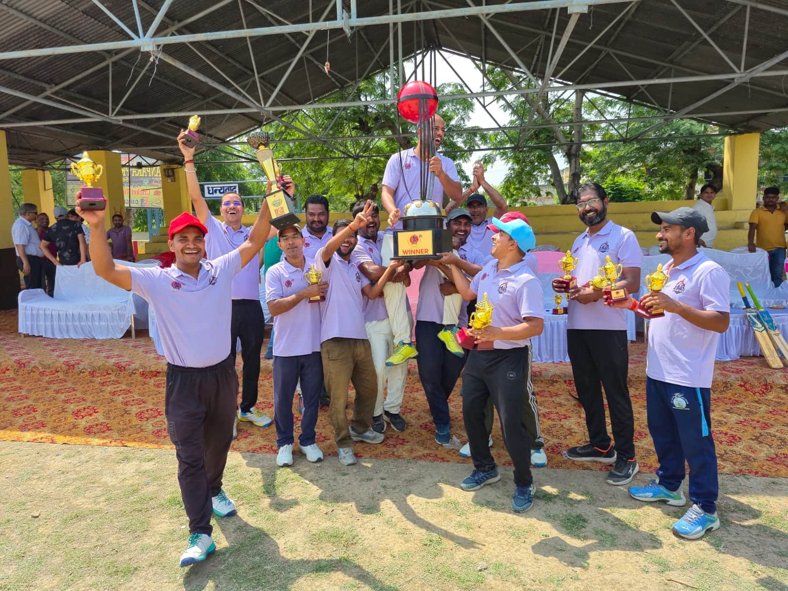 अनपरा प्रीमीयर लीग के फाइनल मुकाबले की विजेता टीम। स्रोत जागरूक पाठक