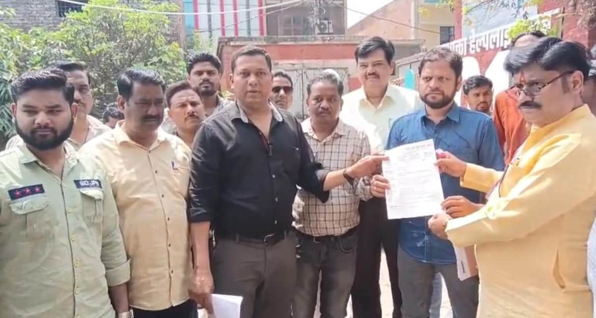 अधीक्षण अभियंता को ज्ञापन देते उद्योग व्यापार प्रतिनिधि मंडल के पदाधिकारी। स्रोत: संगठन