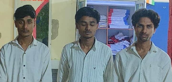 अवैध हुक्का बार का संचालन करते हुए पकड़े गए तीनों आरोपी।