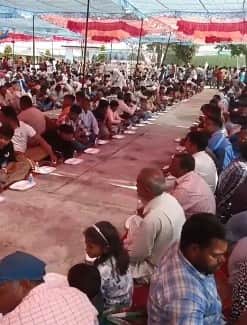 बाबा धारीमल की समाधि पर मेले में भंडारे के दौरान प्रसाद ग्रहण करते श्रद्धालु। संवाद