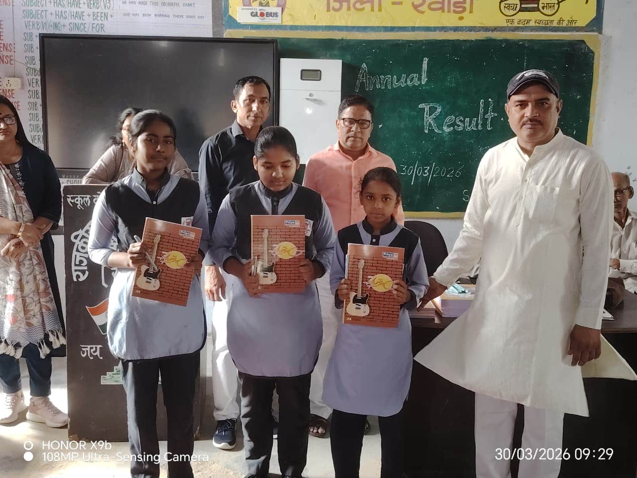 बच्चों को सम्मानित करते सरपंच लोकेश कुमार। स्रोत : स्कूल