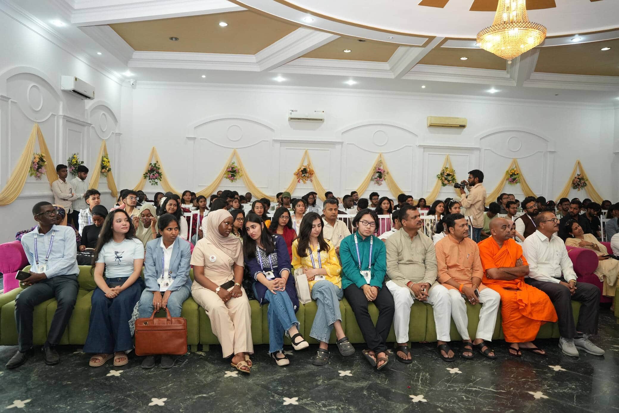 भगवान बुद्ध की निर्वाणस्थली कुशीनगर में विश्व शांति संवाद कार्यक्रम में उपस्थित विश्व छात्र व 