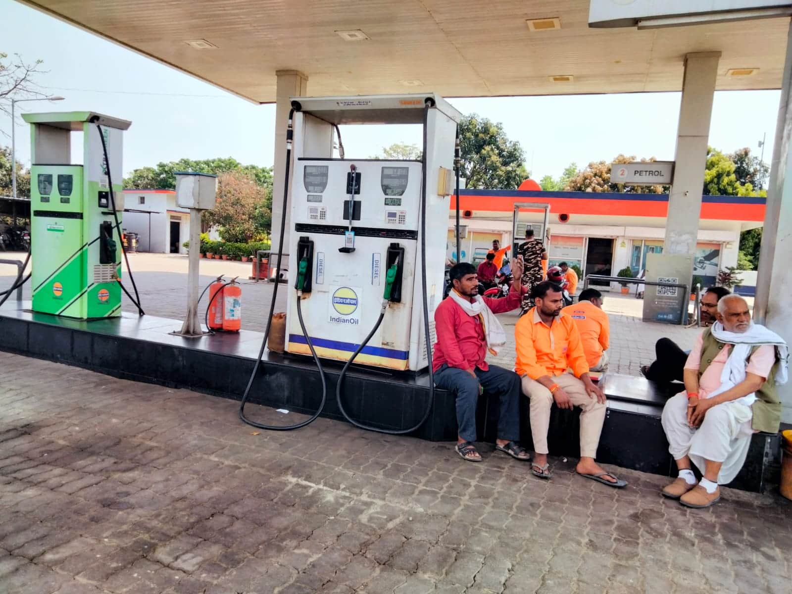 भिनगा स्थित इंडियन ऑयल के पेट्रोल पंप पर पसरा सन्नाटा।- संवाद