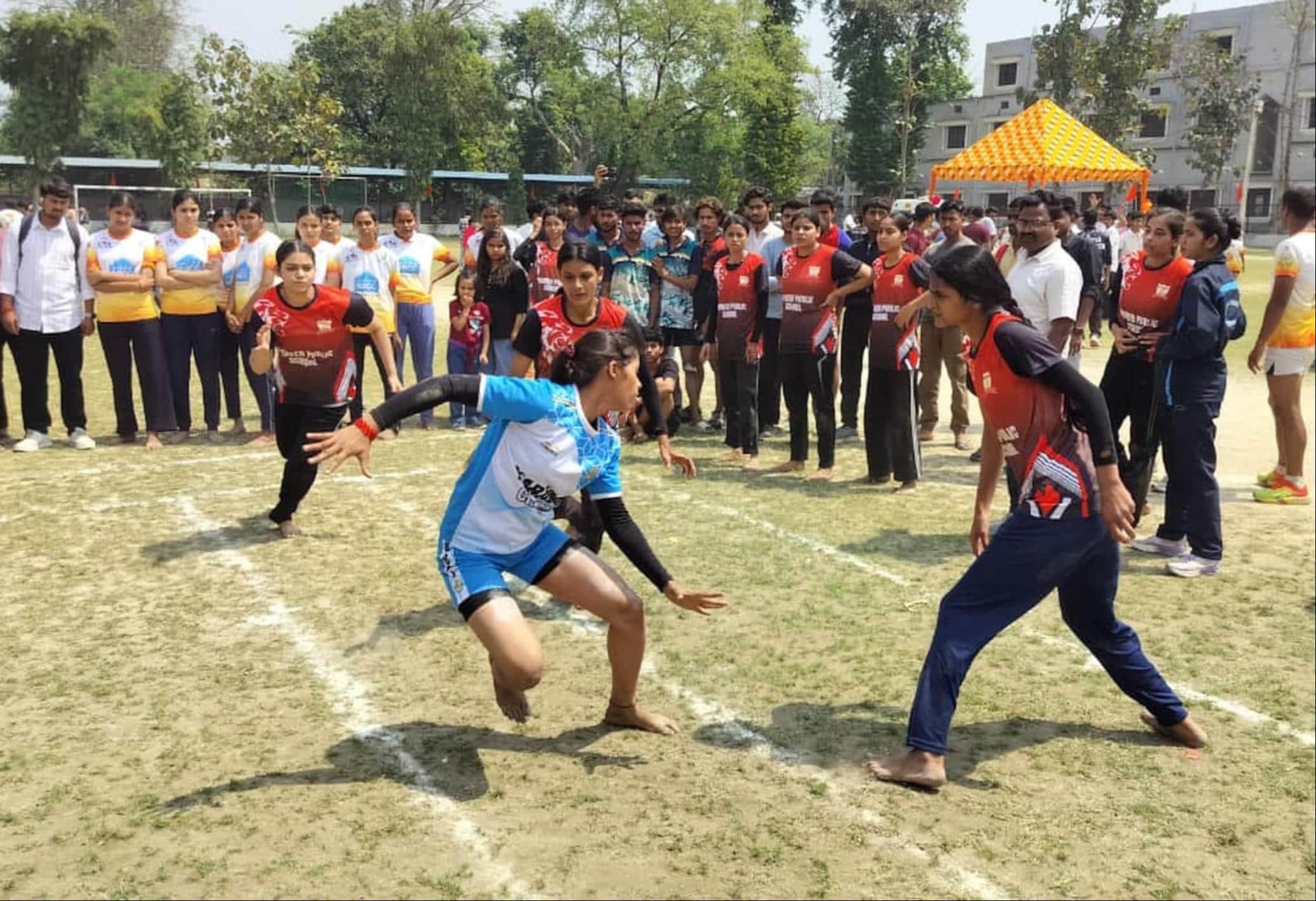 बहराइच के केडीसी में भारत-नेपाल मैत्री खेल महोत्सव में कबड्डी खेलतीं खिलाड़ी। -संवाद