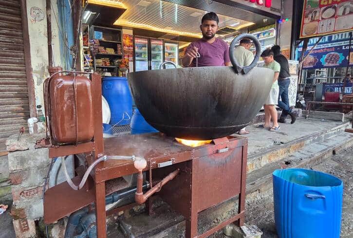 बिजनौर में दीप डेयरी पर डीजल की भट्टी पर काम करता कारीगार। संवाद