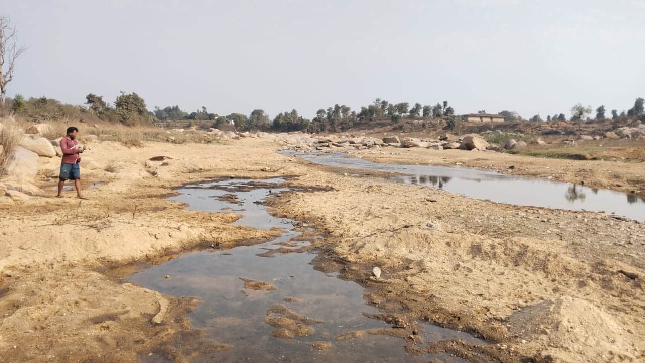 बीजपुर जरहा गांव से होकर गुजरती अजीर नदी।संवाद