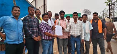 Villagers protest against liquor shop proposal in Sangampalli in Bijapur