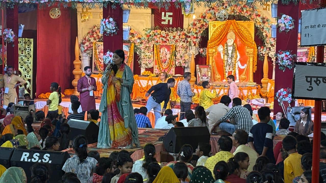 बखिरा में गीत प्रस्तुत करती कलाकार। संवाद