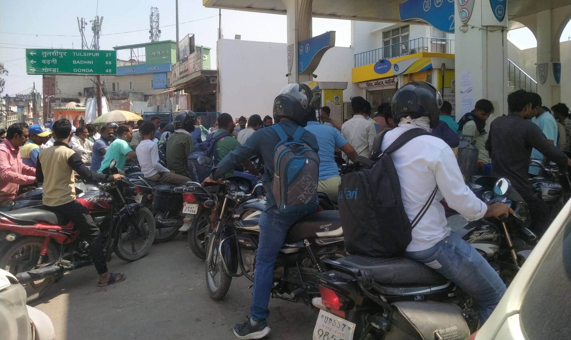 बलरामपुर में स्थित पेट्रोल पंप पर जुटी उपभोक्ताओं की भीड़ ।-संवाद