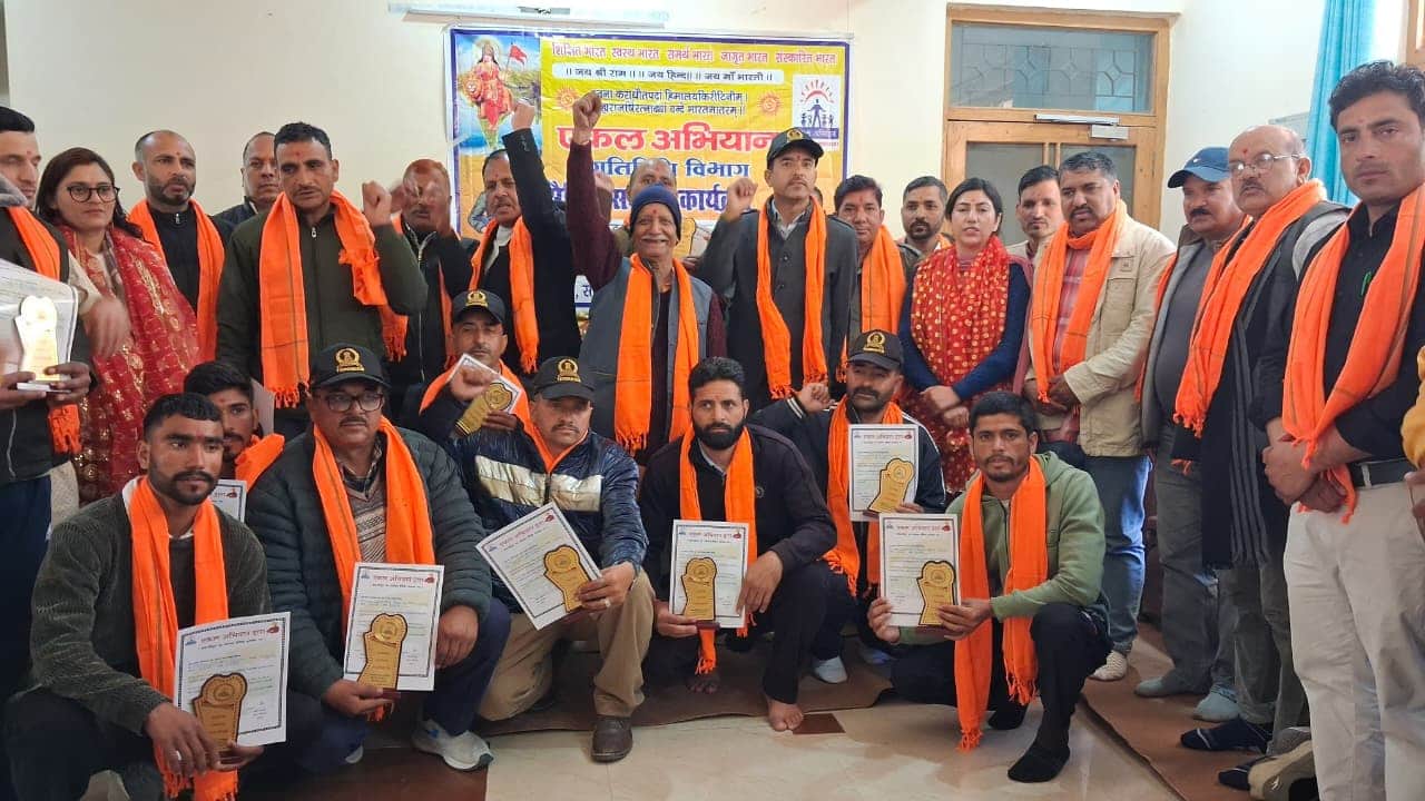 बनी में आयोजित कार्यक्रम में पूर्व सैनिकों को सम्मानित करते हुए अतिथि। संवाद