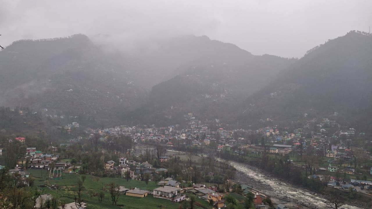 बनी में सुबह से जारी बारिश के बाद आसमान में दिखी धुंध। संवाद