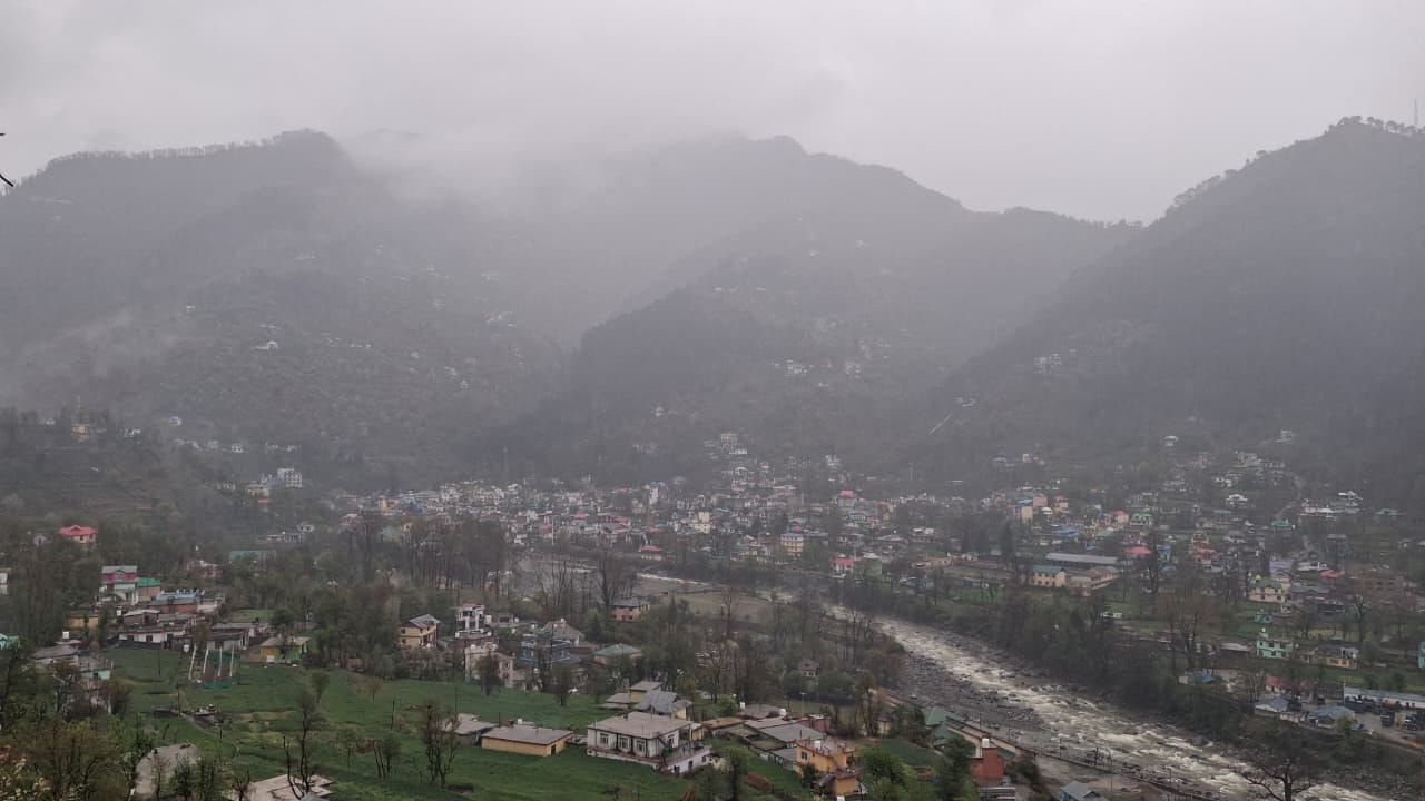 बनी में सुबह से जारी बारिश के बाद आसमान में दिखी धुंध। संवाद