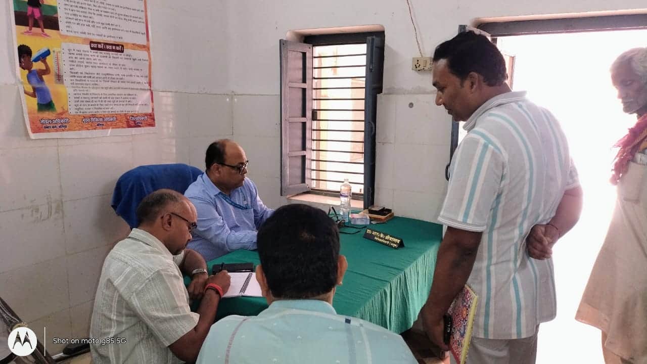 बेरुआरबारी पीएचसी की जांच करते प्रभारी सीएमओ डॉ. आनंद कुमार। संवाद