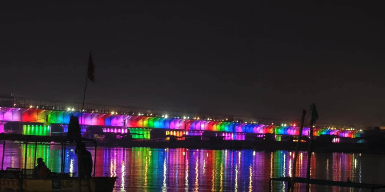 ब्रजघाट में गंगा पुल पर जलतीं रंग बिरंगी लाइट। फाइल फोटो