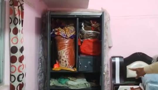 बर्जीकला में चोरी के बाद आलमारी में बिखरा सामान। संवाद