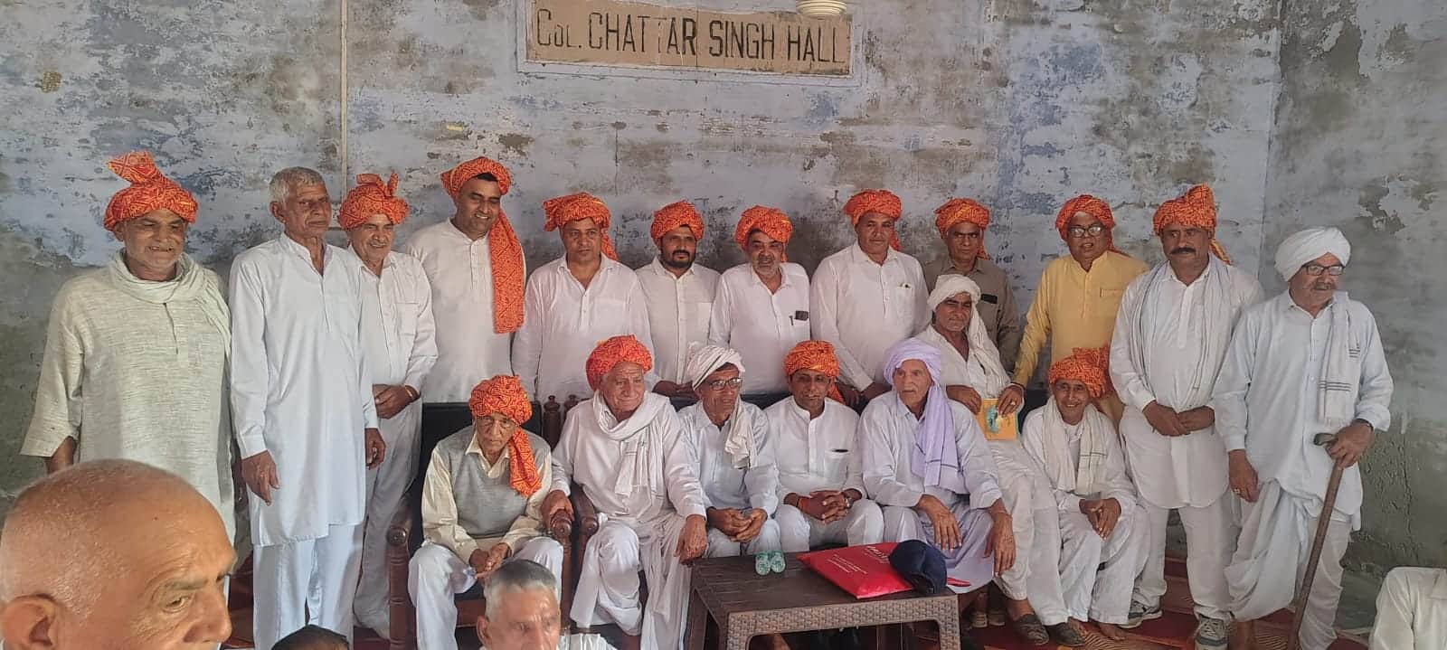 बास क्षेत्र के गांव बडाला में नवनियुक्त पदाधिकारियों का स्वागत करते खाप के सदस्य।