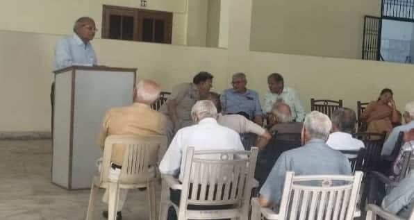 बैठक करते रिटायर्ड प्रिंसिपल व प्रोफेसर। स्रोत : संगठन