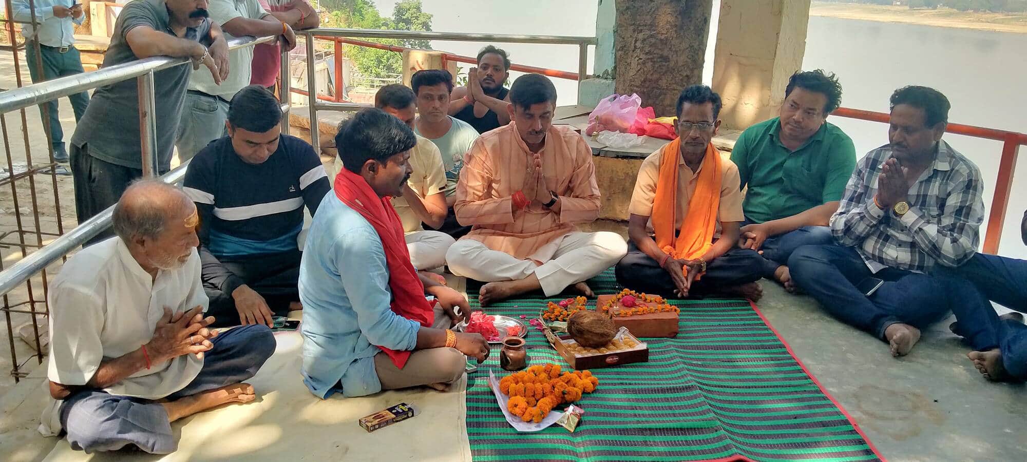 बदली घाट स्थित अखाड़े के जीर्णोद्धार के लिए भूमि पूजन करते नगर पालिका अध्यक्ष श्याम सुंदर केसरी