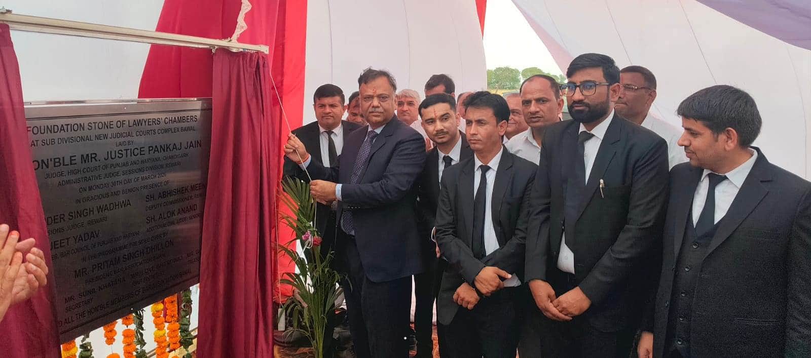 बावल में वकीलों के चेंबर्स का शिलान्यास करते जज पंकज जैन। स्रोत : प्रशासन