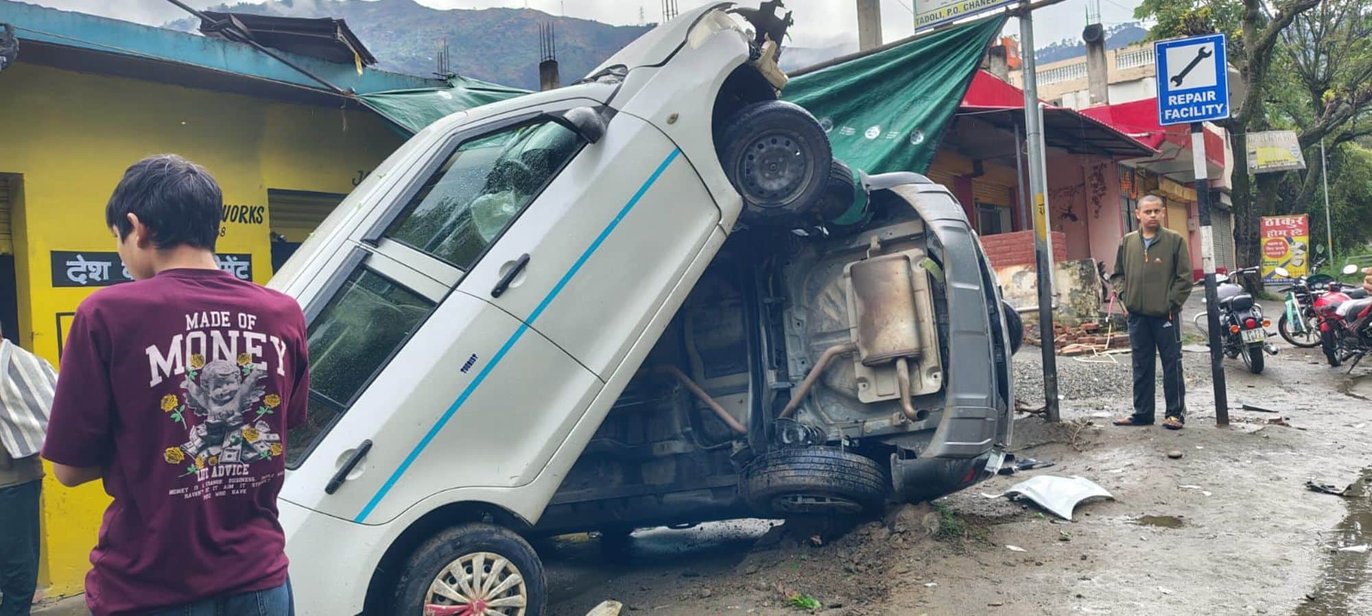 चंबा में तड़ोली के पास दुर्घटना के बाद क्षतिग्रस्त गाड़ियां।स्रोत जागरूक पाठक