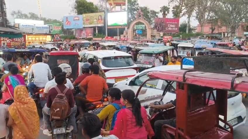 चुंगी चौराहा पर लगा जाम में फंसे वाहन। 