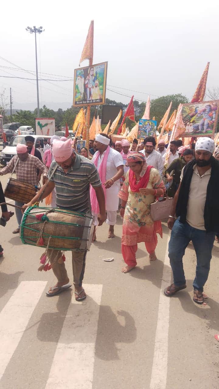 चैत्र मास मेलों के दौरान भजन कीर्तन करते हुए बाबा बालक नाथ मंदिर दियोटसिद्ध पहुंचते हुए श्रद्धा