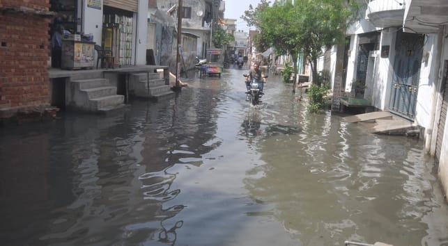 Three Feet of Water Floods Chandralok Colony Streets Due to Clogged Drain; Doorsteps Submerged