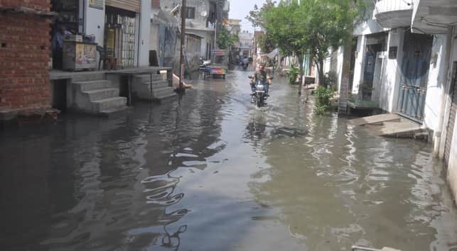 चंद्रलोक कालोनी के मुंख्य रास्ते पर भरा नाले का पानी। संवाद