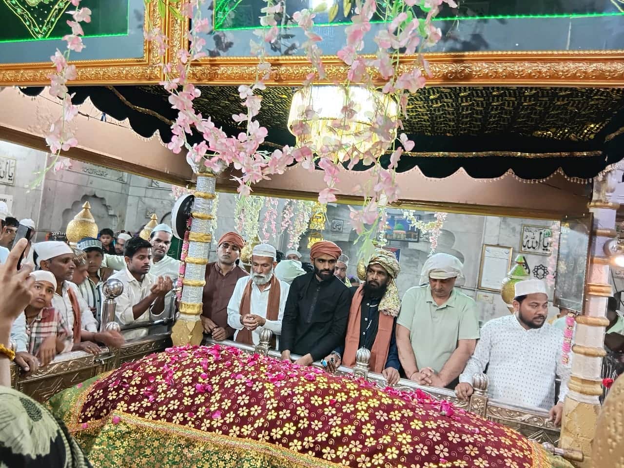 चादरपोशी के बाद अमन व चैन की दुआ करते खादिम अबू हब्जा व अन्य। स्रोत : स्वयं